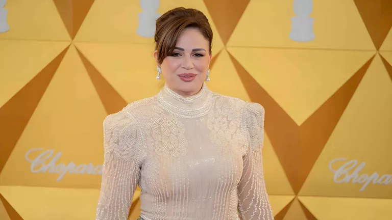 داخل كنيسة في كندا.. إلهام شاهين تشعل شمعة والجمهور: "شكرا لمحبتك"